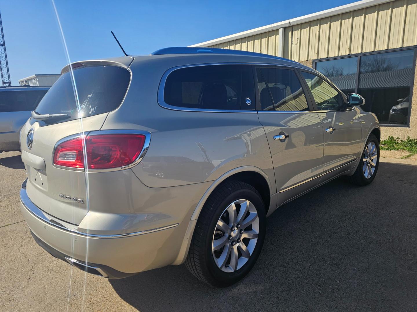 2015 GOLD Buick Enclave Premium FWD (5GAKRCKD1FJ) with an 3.6L V6 DOHC 24V engine, 6-Speed Automatic Overdrive transmission, located at 533 S Seven Points BLVD, Seven Points, TX, 75143, (430) 255-4030, 32.313999, -96.209351 - Photo#2